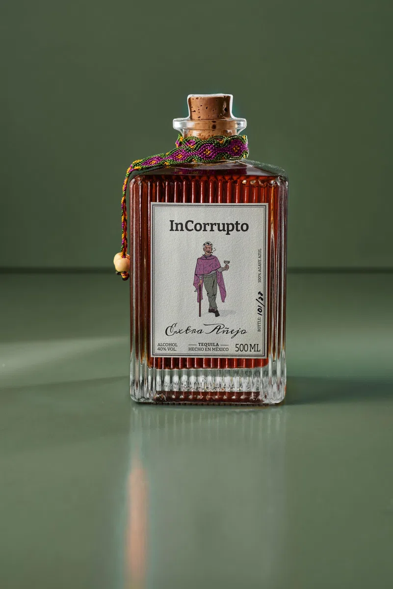 InCorrupto Tequila Extra Anejo - Premium Tequila I 5 Jahre gereift in Rotwein-& Bourbonfässern I süße Feige, Zimt & dunkle Schokolade I 100% Agave I handwerklich & traditionell I 0.5l