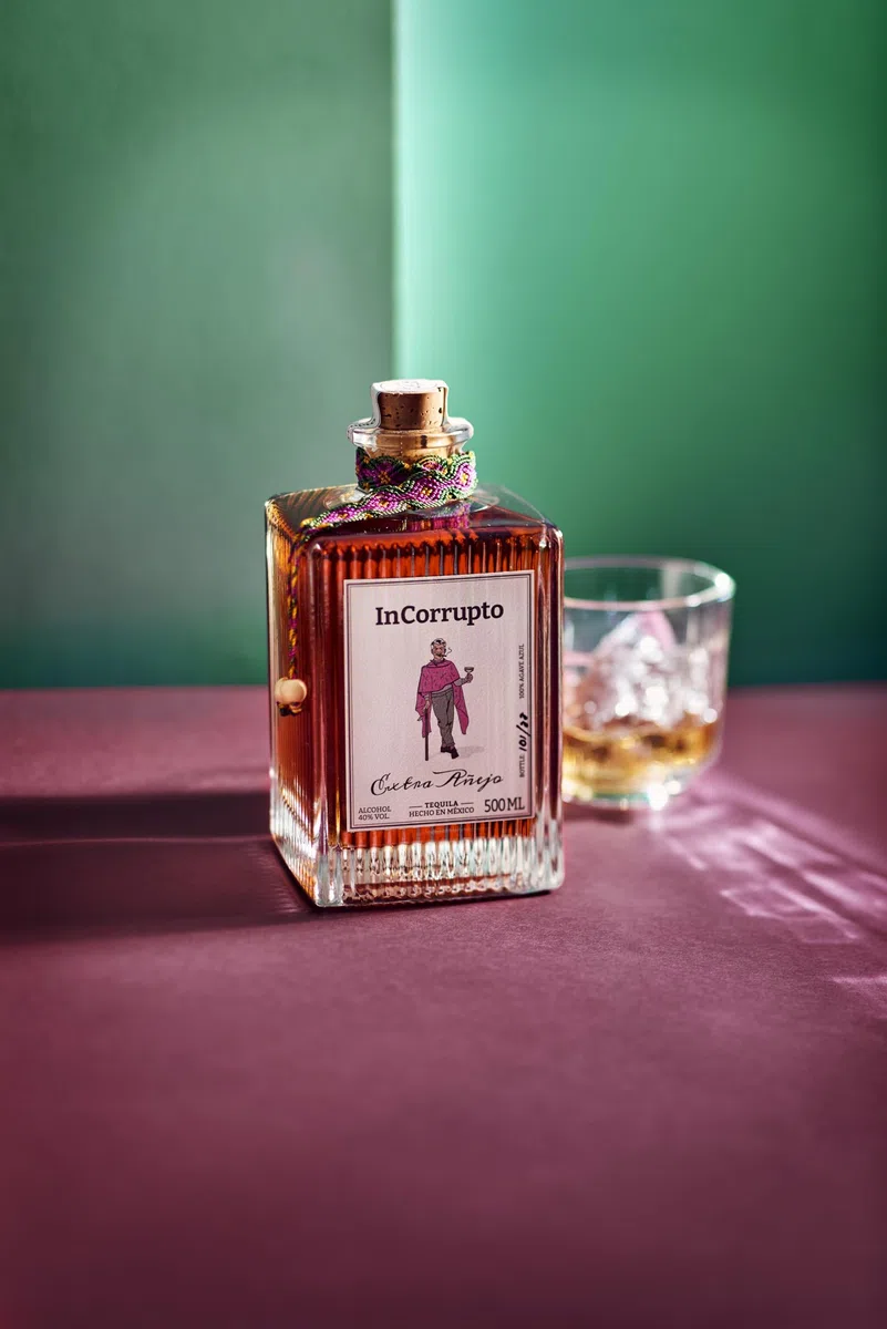 InCorrupto Tequila Extra Anejo - Premium Tequila I 5 Jahre gereift in Rotwein-& Bourbonfässern I süße Feige, Zimt & dunkle Schokolade I 100% Agave I handwerklich & traditionell I 0.5l