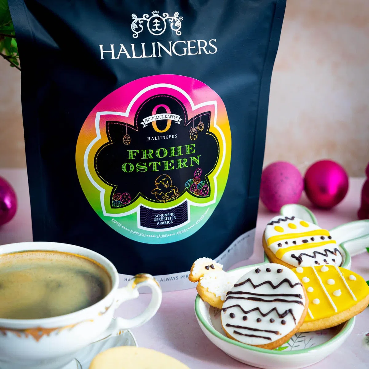 Hallingers Genuss Manufaktur Edel-Kaffee Oster-Geschenk-Set - schonend langzeitgeröstet bei niederen Temperaturen 10x "No. O Frohe Ostern", Ostern Körbchen für Frauen Männer